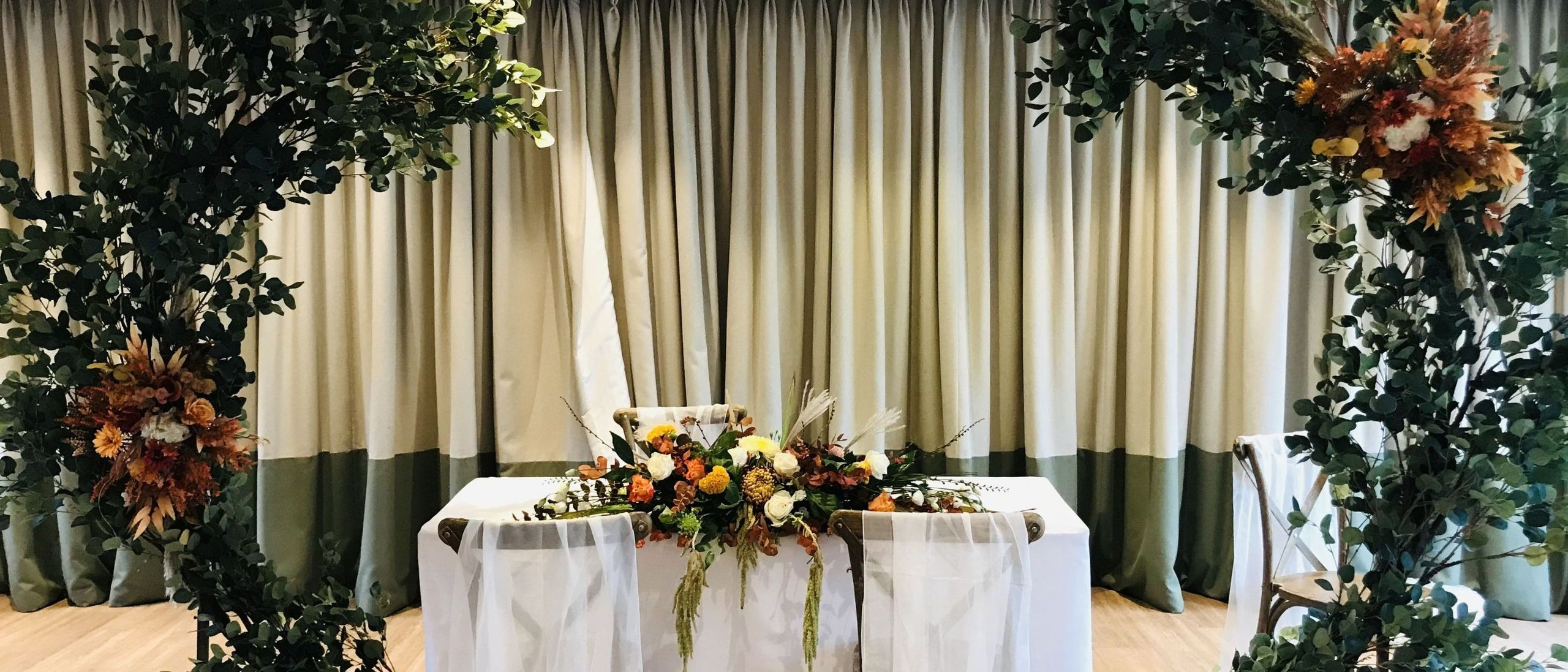 Arch and top table autumnal flower arrangement 