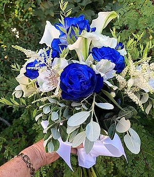 Blue and white roses bouquet